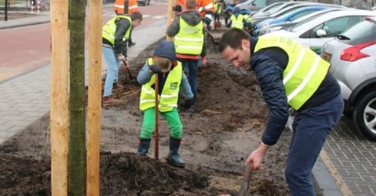 boomfeestdag_wethouder_Bart-Jan_Harmsen_plant_boom