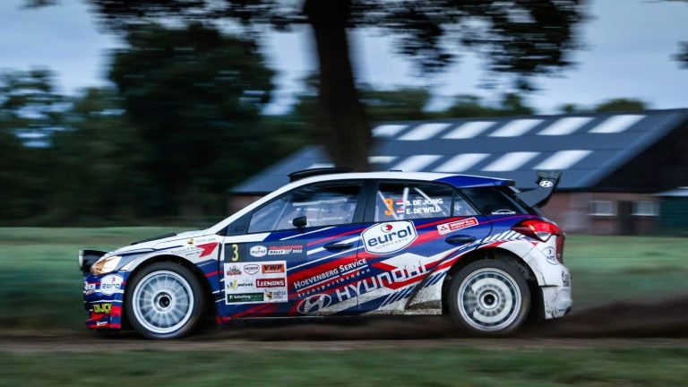 Bob de Jong en Nederlands Kampioen bij de navigatoren Erik de Wild in actie tijdens de Eurol Hellendoorn Rally 2022_PB_221209 (002)