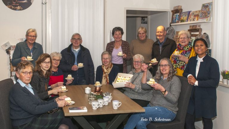 vrijwilligers Akker Zaaier aan de taart (002)