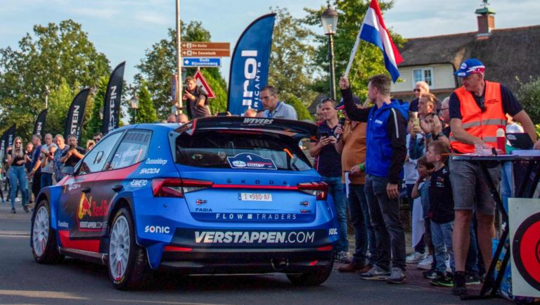 Jos Verstappen wordt weg gevlagd door Jeffrey Hoogland voor de 41e Eurol Hellendoorn Rally_230915 (002)