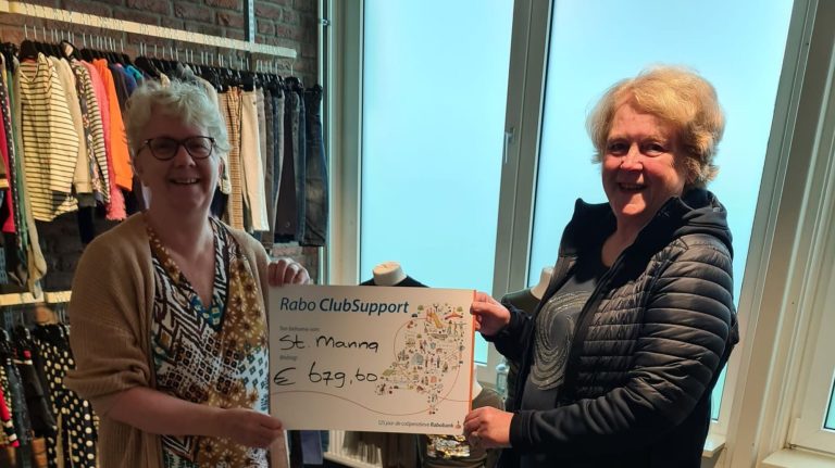 Monique Naber (r)overhandigt namens de Rabobank een cheque aan Herma Roelofs (l) (002)