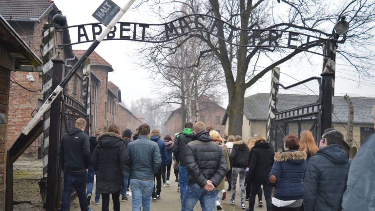 Tijdreizen Toegangspoort kamp Auschwitz (002)